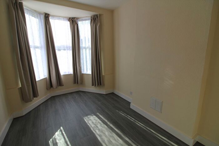 2 Bedroom Flat To Rent In Charlemont Road, London, E6