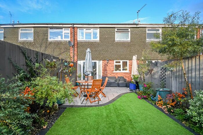 3 Bedroom Terraced House For Sale In Lamb Close, Thatcham, Berkshire, RG18