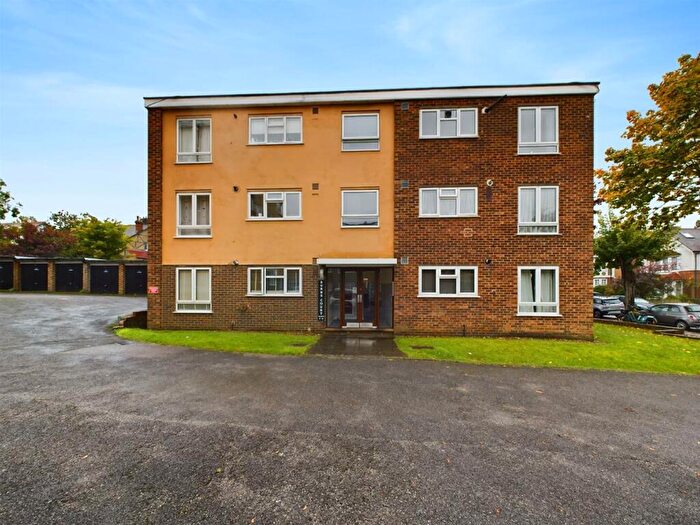 2 Bedroom Flat To Rent In Park Hill Road, Wallington, SM6