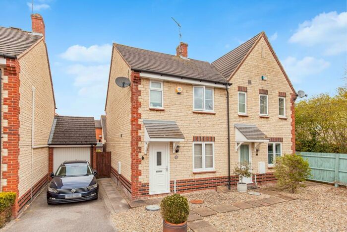 3 Bedroom Semi-Detached House To Rent In Dunnock Close, Bicester, OX26