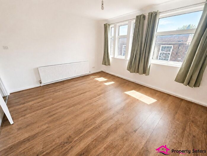 2 Bedroom Maisonette To Rent In Milldene, Daws Lane, Mill Hill, NW7