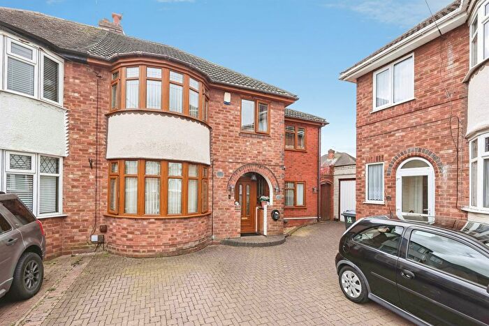 5 Bedroom Semi Detached House For Sale In Ann Croft, Birmingham, B26