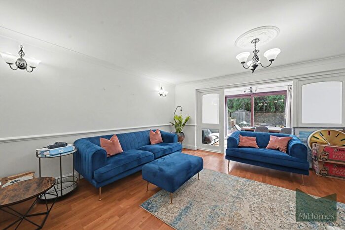 3 Bedroom End Of Terrace House To Rent In Farm House Close, Broxbourne, EN10