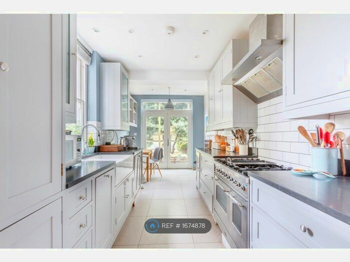 3 Bedroom Maisonette To Rent In Battersea Park Road, London, SW11