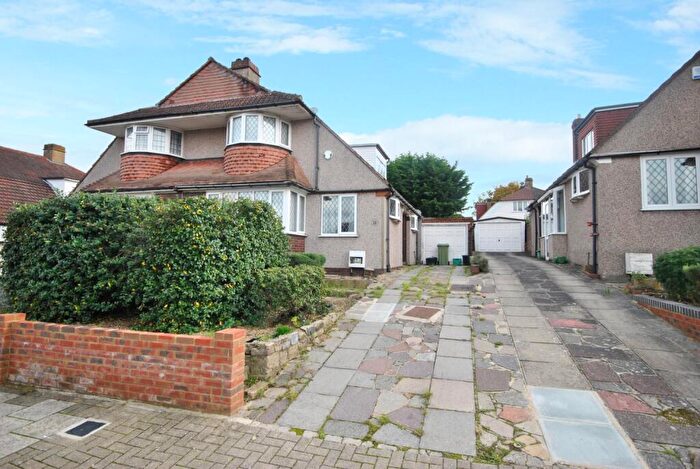 3 Bedroom Semi-Detached House To Rent In Treewall Gardens Bromley, BR1