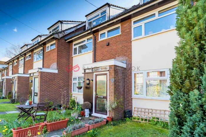 2 Bedroom Flat To Rent In Claire Court, Hatch End, HA5