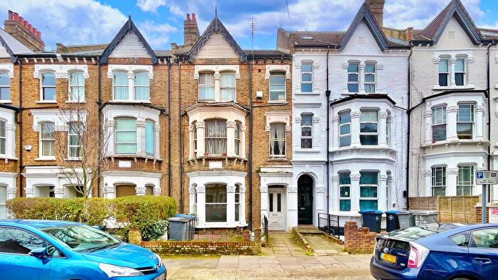 3 Bedroom Flat To Rent In Buckley Road, Kilburn, NW6