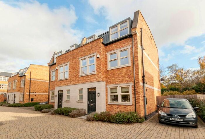 4 Bedroom Semi-Detached House To Rent In Hepburn Place, Acton, London, W3