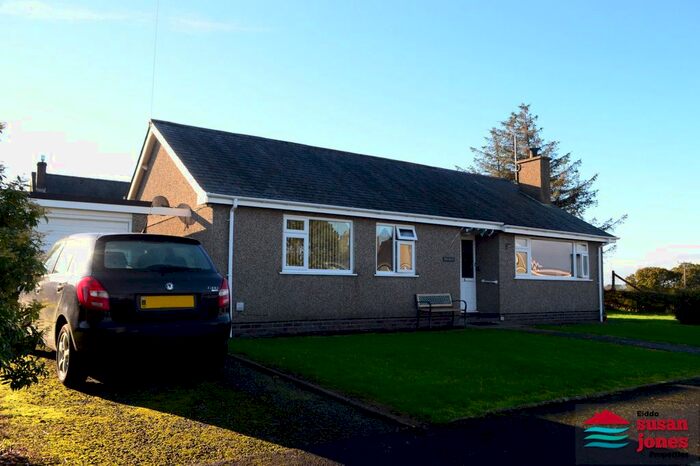 3 Bedroom Detached Bungalow For Sale In Lon Ty'r Gof, Y Ffor, Pwllheli LL53