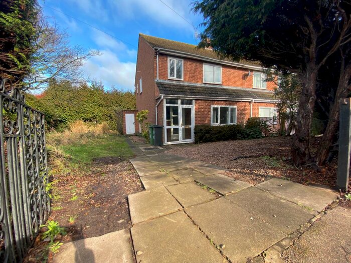 3 Bedroom Semi-Detached House To Rent In Whinfield Road, Worcester, WR3