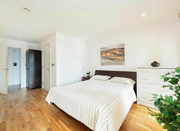 3 Bedroom Flat To Rent In Camden Road, Camden, NW1