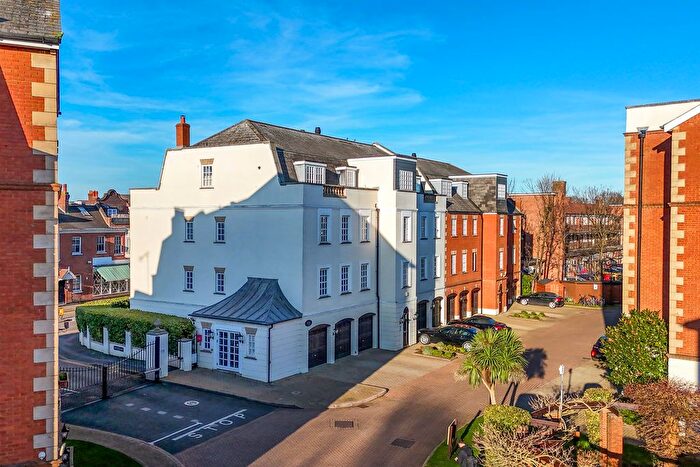 2 Bedroom Flat For Sale In Queens Reach, East Molesey, KT8