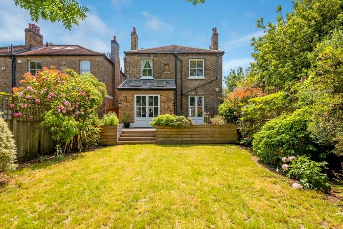 4 Bedroom Detached House To Rent In Ildersly Grove London, SE21