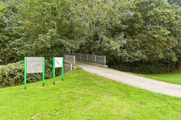 3 Bedroom Semi-Detached House For Sale In Riverside, Horley, Surrey, RH6