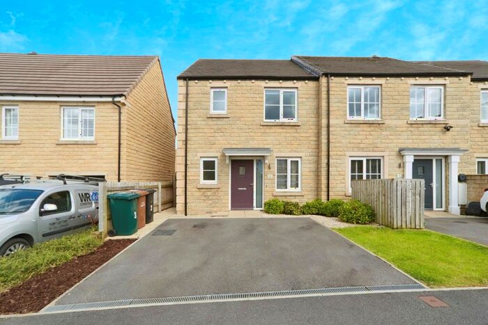 3 Bedroom End Of Terrace House For Sale In Quarry Park, Idle, Bradford, BD10