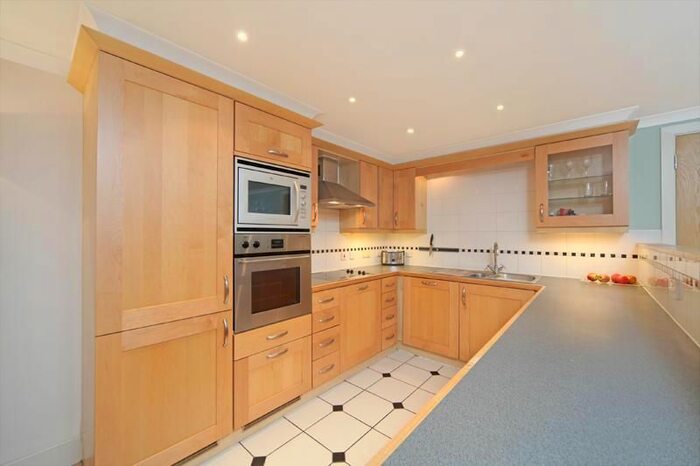 2 Bedroom Flat To Rent In Chiswick High Road, Chiswick, London, W4