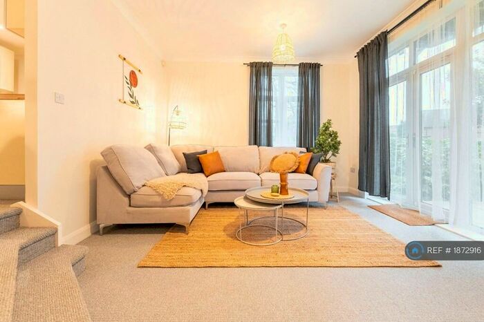 2 Bedroom Flat To Rent In Harrogate Road, Leeds, LS17