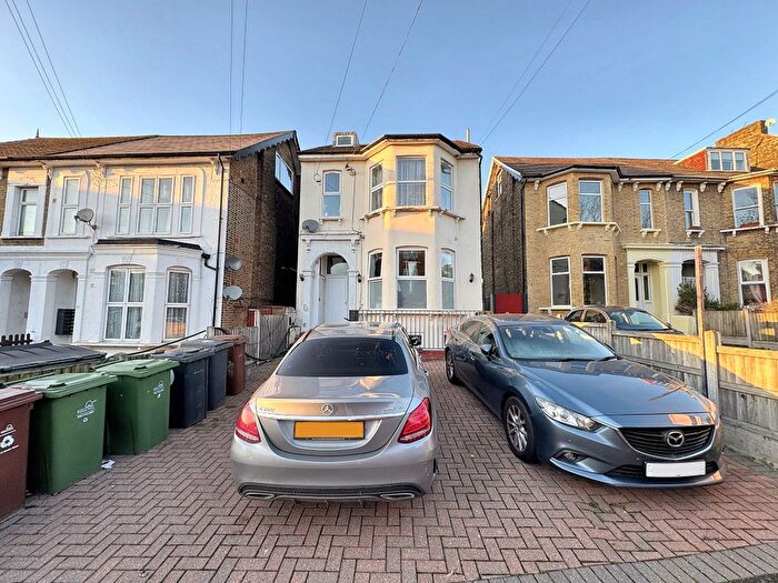 1 Bedroom Flat To Rent In Hainault Road, Leytonstone, E11