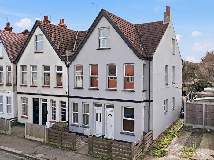 2 Bedroom Flat For Sale In Fairfax Drive, Westcliff-On-Sea, SS0