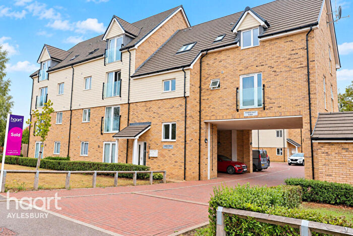 2 Bedroom Apartment For Sale In Cameo Court, Aylesbury, HP18
