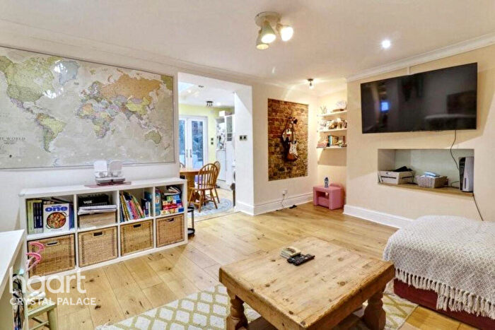 2 Bedroom Flat For Sale In Penge Road, London, SE20