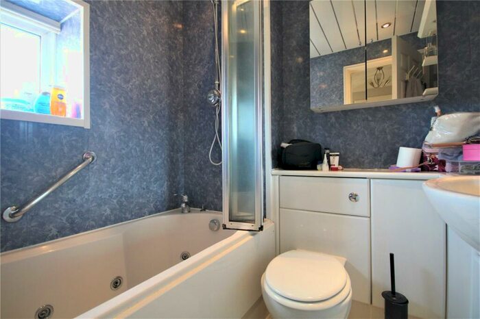 2 Bedroom Apartment To Rent In Waterside Gardens, Reading, Berkshire, RG1