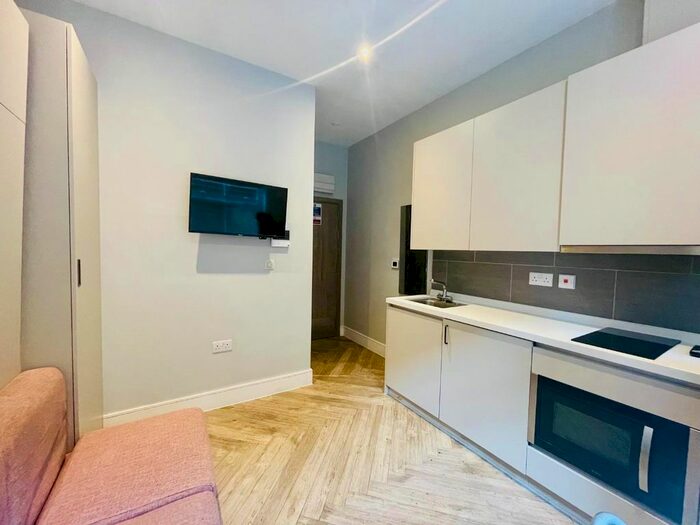 Studio To Rent In Hanger Lane, London, W5