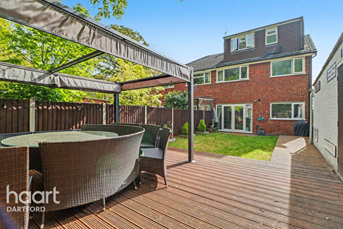 4 Bedroom Semi-Detached House For Sale In Eden Road, Bexley, DA5