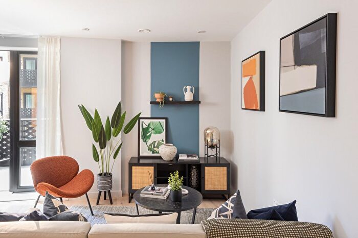 1 Bedroom Flat For Sale In Middle Road, London, W7