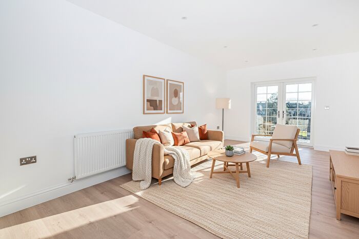 3 Bedroom Flat For Sale In Caterina Court, A Fairmead, Surbiton, KT5
