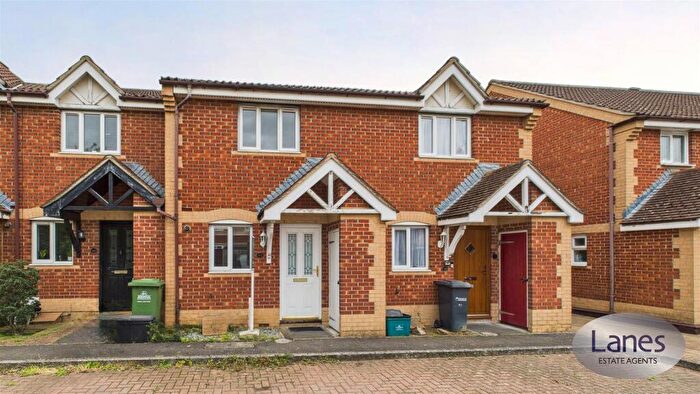 2 Bedroom House To Rent In Pettys Close, Cheshunt, EN8
