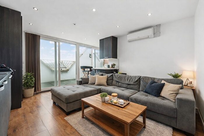 3 Bedroom Flat To Rent In Ritherdon Road, Wandsworth Common, SW17