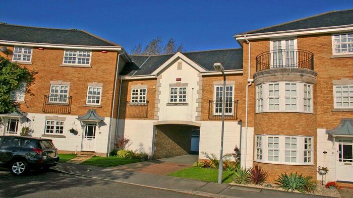 2 Bedroom Apartment To Rent In Kitewood Road, Penn, HP10