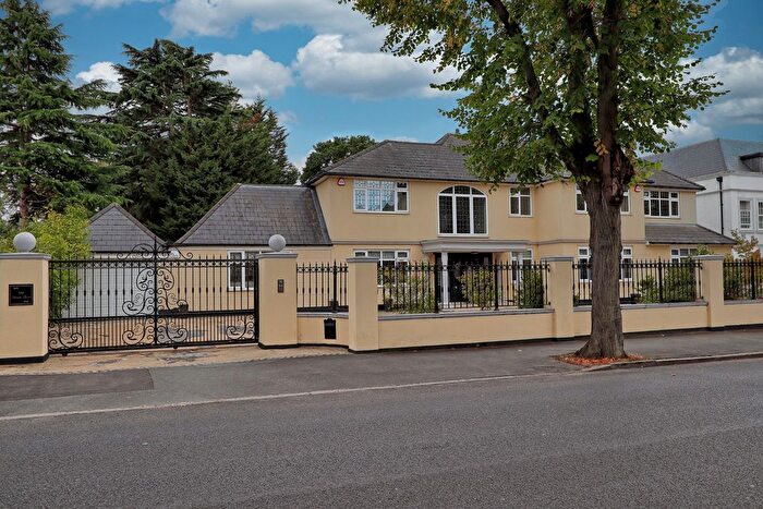 6 Bedroom Detached House For Sale In Woodlands Avenue, Hornchurch, RM11