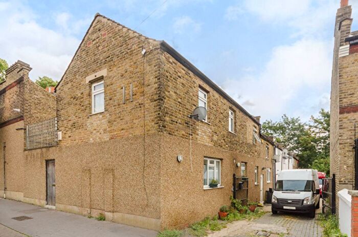 3 Bedroom Property To Rent In Pembroke Road, South Norwood, London, SE25