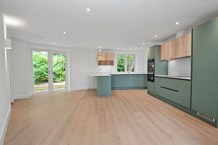 3 Bedroom Detached House For Sale In Broadstone, BH18 - Photo 4