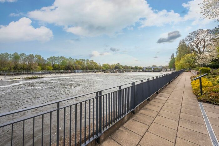 1 Bedroom Flat To Rent In Pinewood Gardens, Teddington, TW11