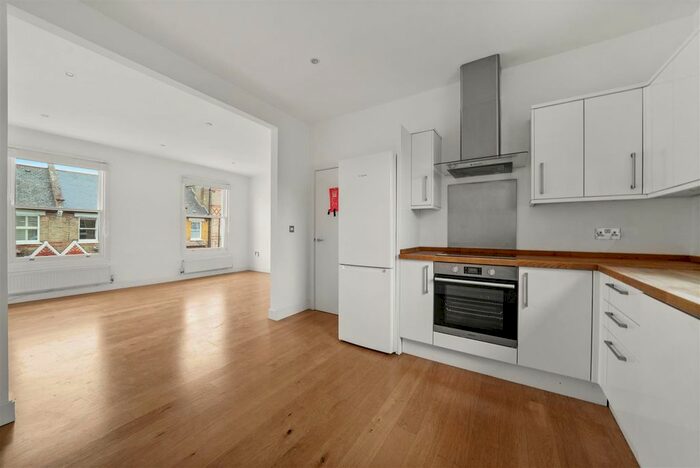 3 Bedroom Flat To Rent In Elm Park, London, SW2