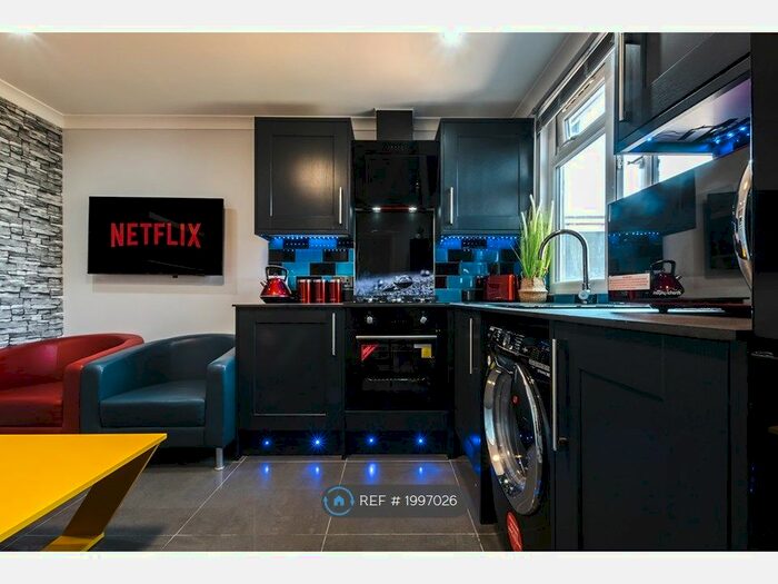 2 Bedroom Flat To Rent In Gables, Reading, RG1