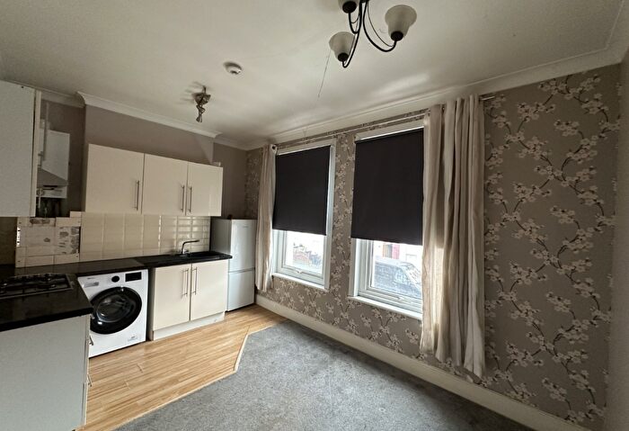 2 Bedroom Flat To Rent In Central Avenue, Southend-On-Sea, SS2