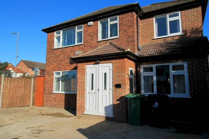 2 Bedroom Flat To Rent In Hawthorne Avenue, Northolt, UB5