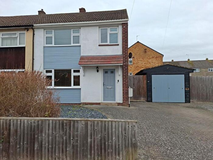 3 Bedroom Semi Detached House For Sale In Western Avenue, Buckingham, Buckinghamshire, MK18