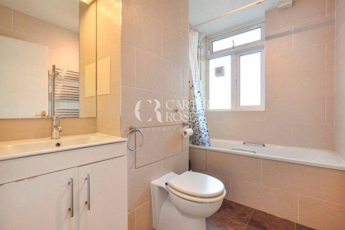 3 Bedroom Flat To Rent In St. James's Crescent, London, SW9