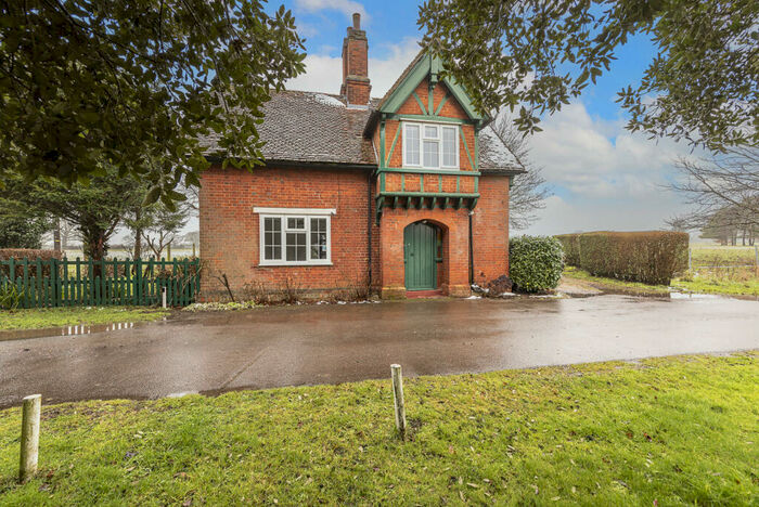 2 Bedroom Detached House To Rent In Lawrence End Road, Peters Green, Luton, Hertfordshire, LU2