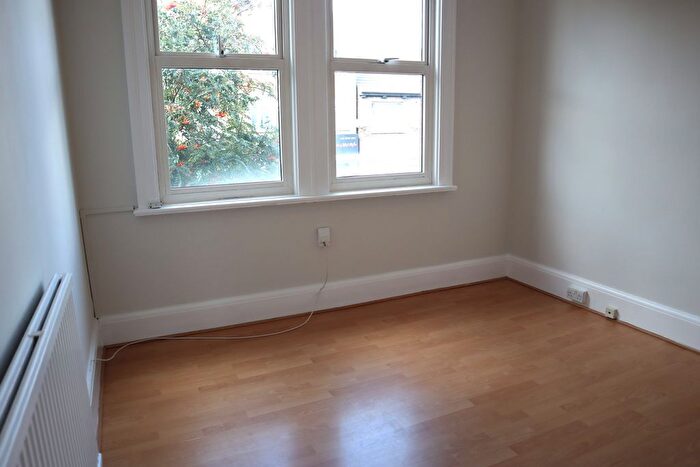 2 Bedroom Flat To Rent In High Street Colliers Wood, Colliers Wood, SW19