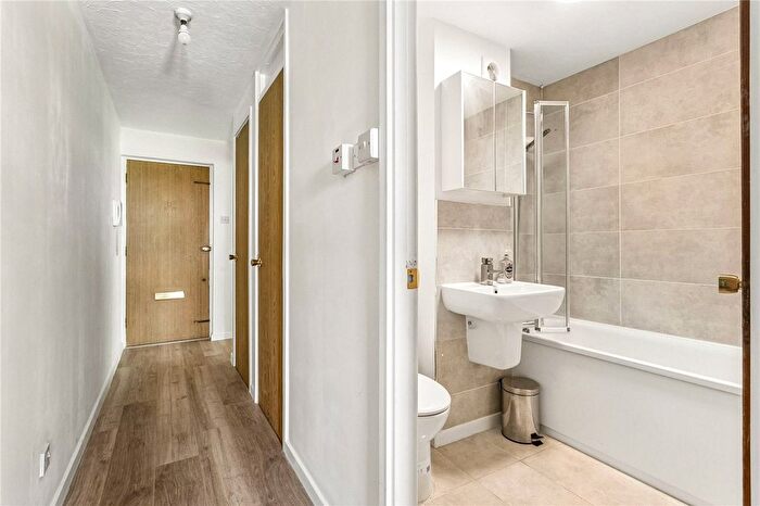 1 Bedroom Flat To Rent In Riverside Close, London, E5