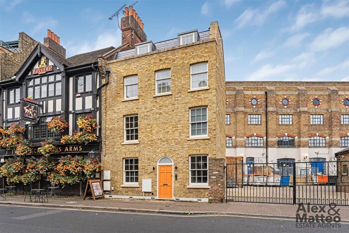2 Bedroom Flat For Sale In Rotherhithe Street, Rotherhithe, SE16