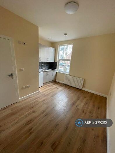 Studio To Rent In Bowes Road, London, N13