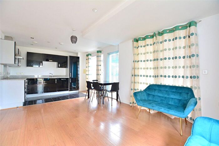 2 Bedroom Flat To Rent In Barge Walk, Greenwich, London, SE10