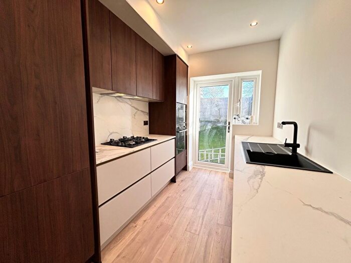 2 Bedroom Flat To Rent In Bideford Avenue, Perivale, Greenford, UB6